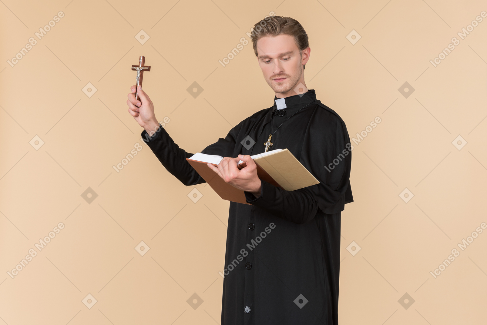 가톨릭 신부 십자가를 들고 성경을 읽고