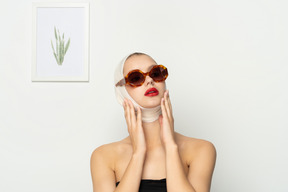 Femme avec la tête bandée portant des lunettes de soleil