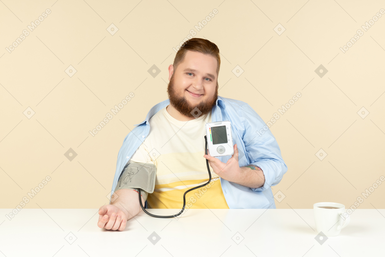 Sorrindo jovem homem com excesso de peso, verificação de pressão arterial