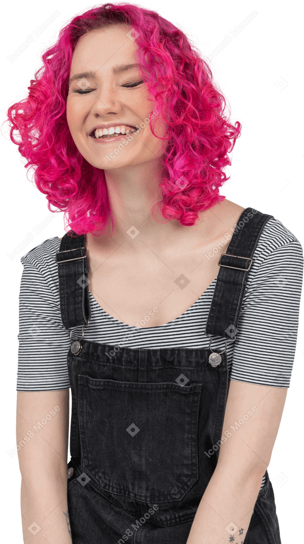 Una ragazza dai capelli rosa allegra che ride ad alta voce