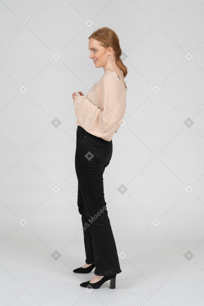 Mujer en hermosa blusa de pie