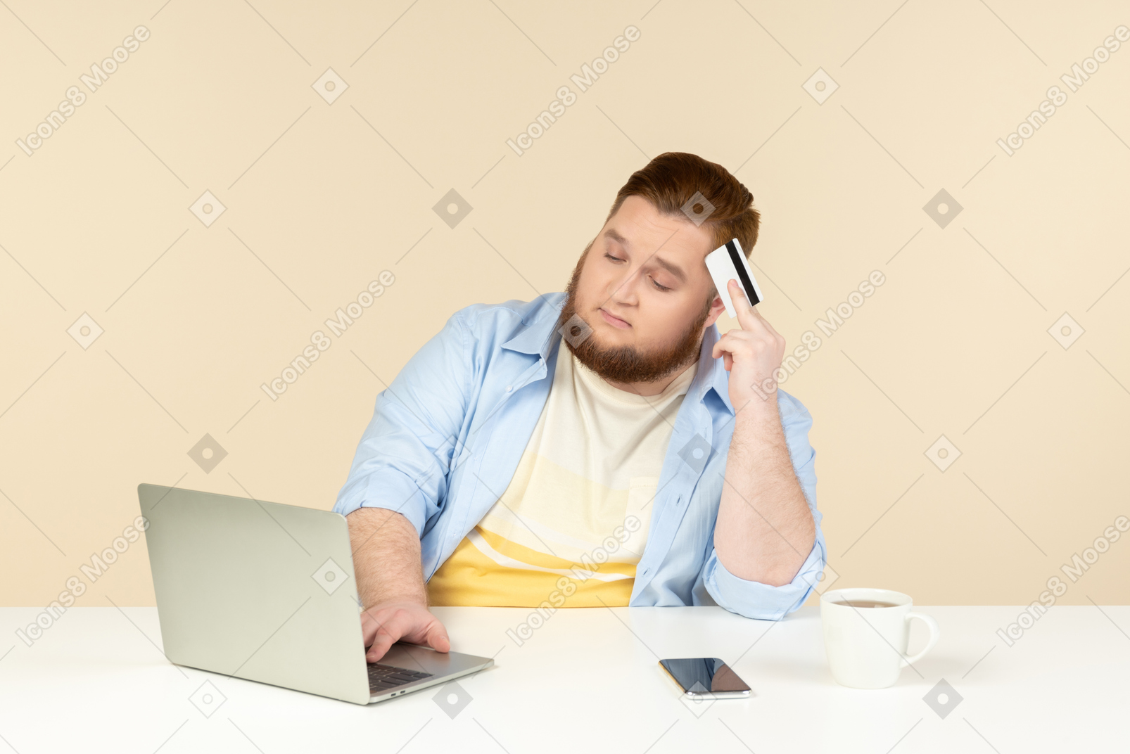 Pensativo jovem homem com excesso de peso sentado na mesa do escritório e fazendo compras on-line