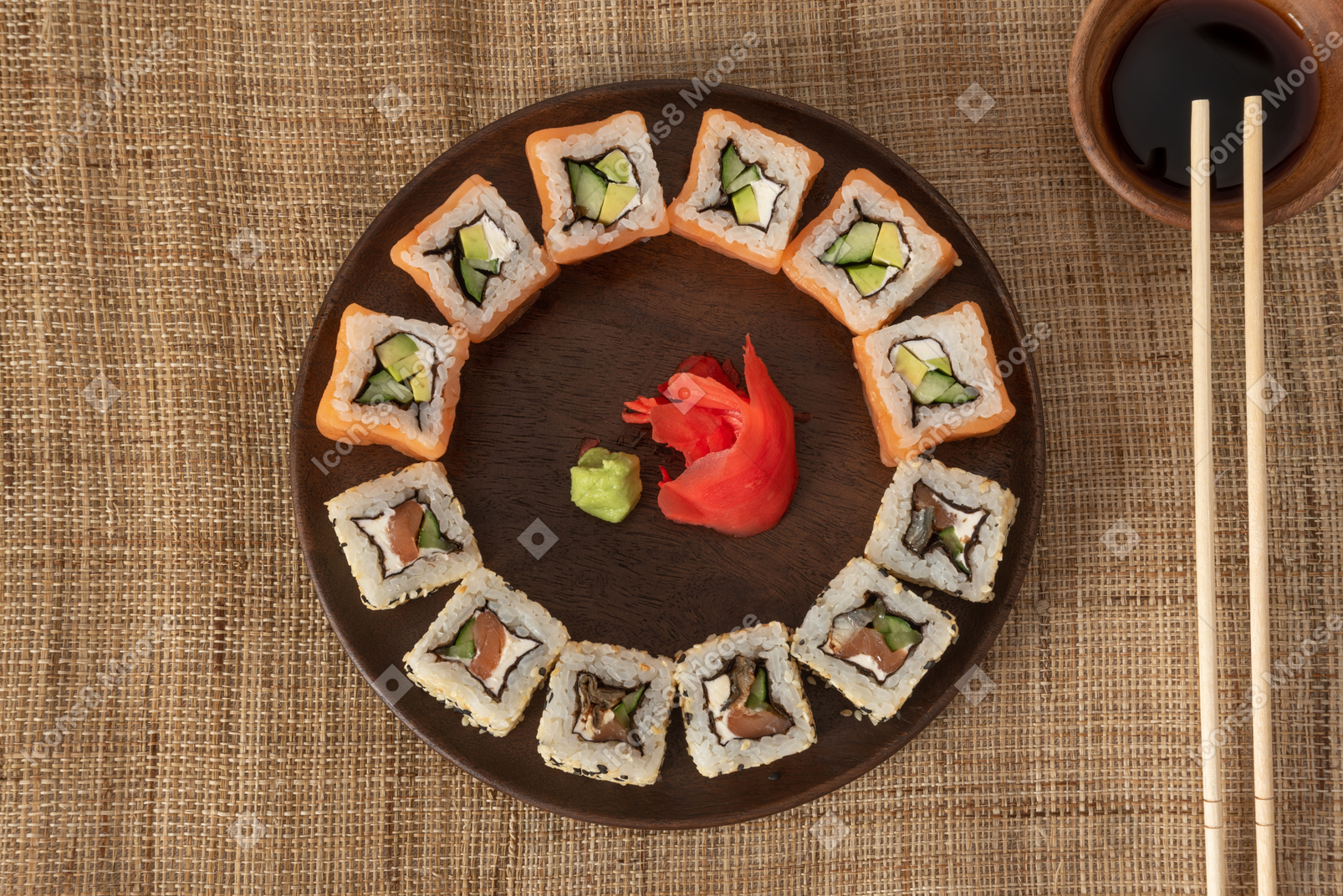 Una serie di rotoli di sushi su un piatto