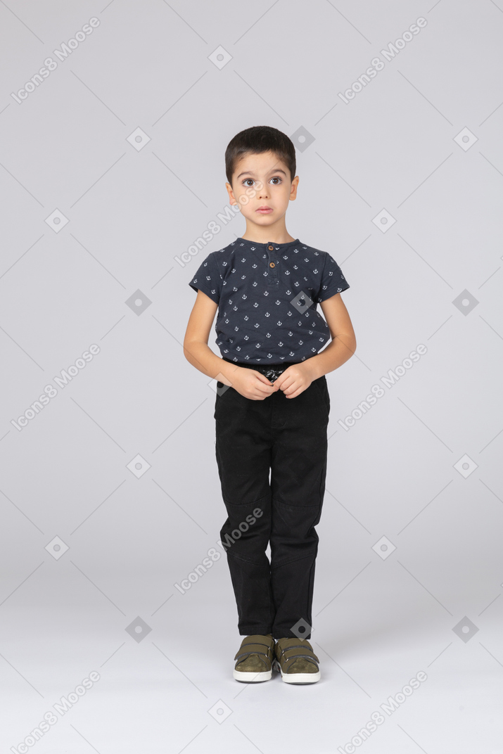 Vista frontal de um menino fofo em roupas casuais