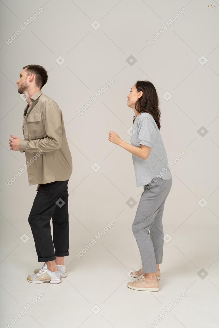 Jeune couple qui danse