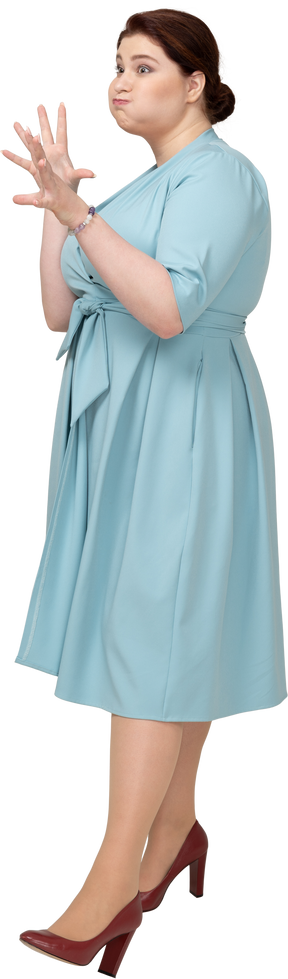 Вид сбоку женщины в синем платье