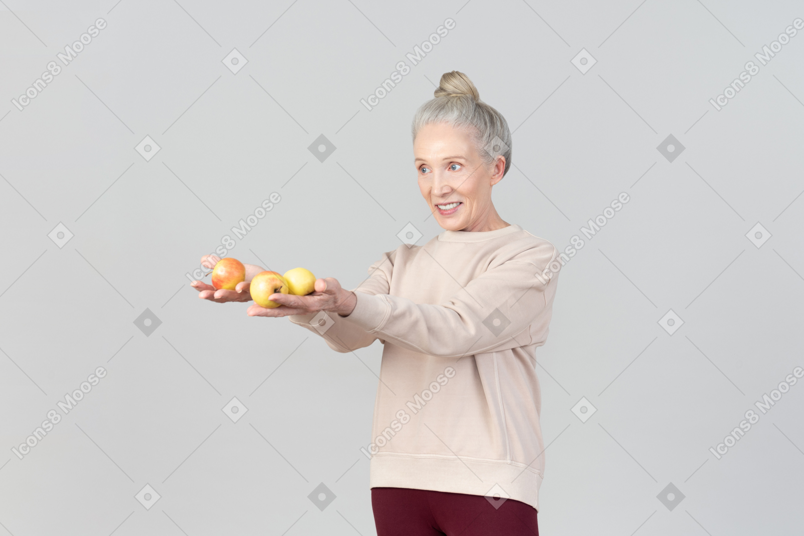 りんごを持つ笑顔の老婦人