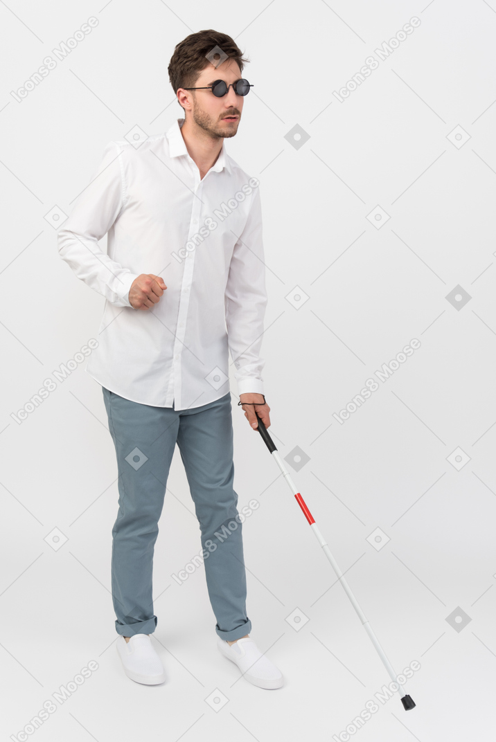 Uomo cieco che usa un bastone bianco
