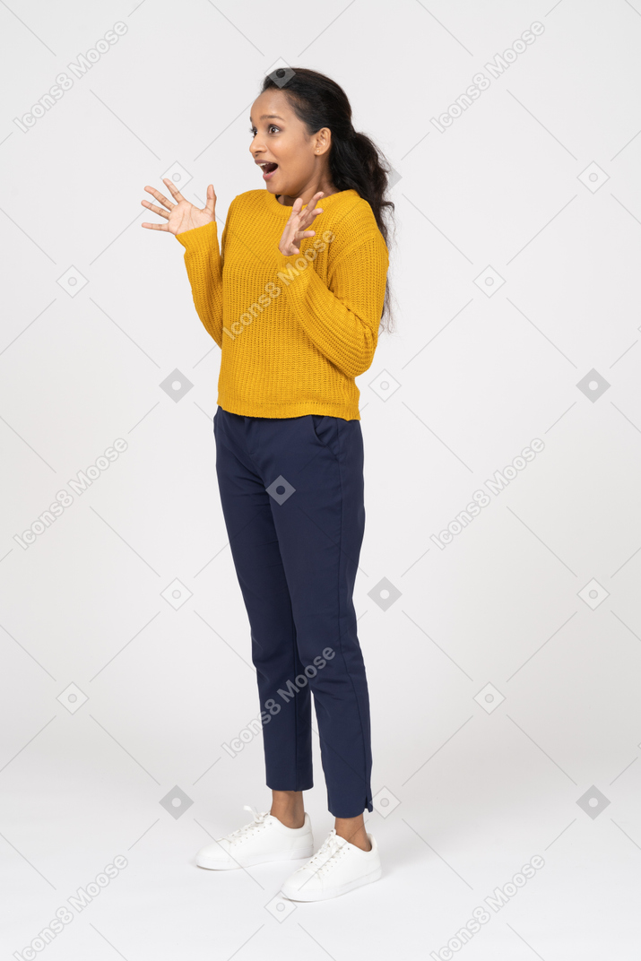 Garota feliz em roupas casuais gesticulando