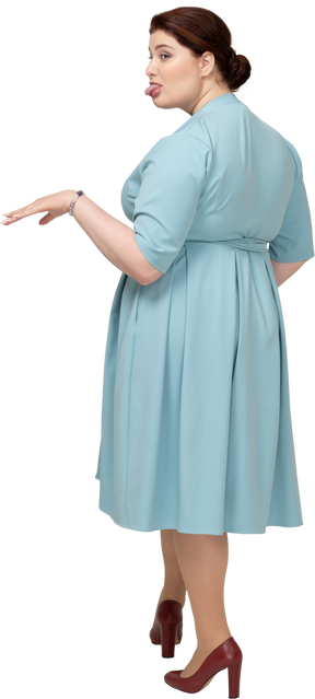 Retrovisor de uma mulher de vestido azul fazendo caretas