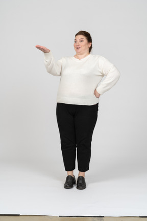 Vista frontale di una donna grassoccia in abiti casual in posa