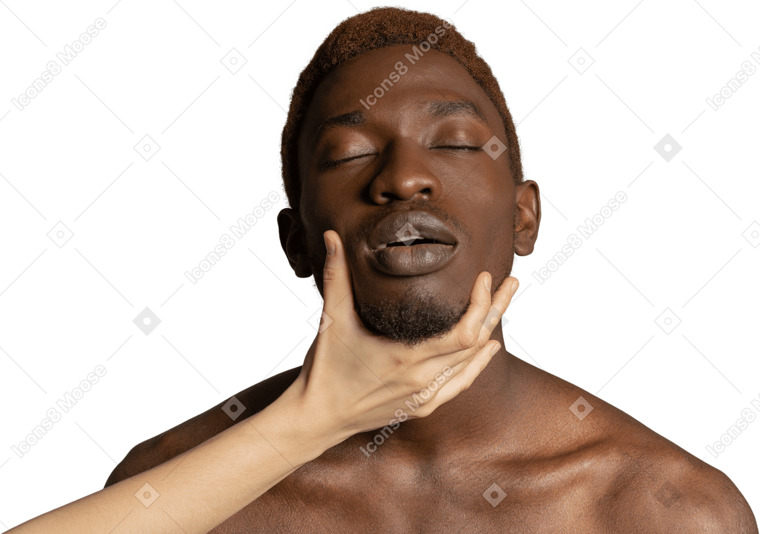Белая рука касается лица молодого чернокожего человека