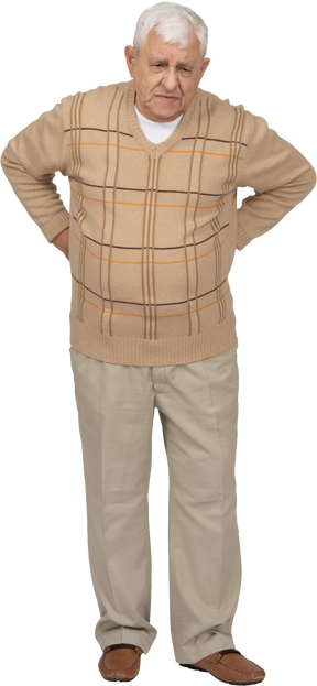 Vista frontal de un anciano con ropa informal que sufre de dolor de espalda