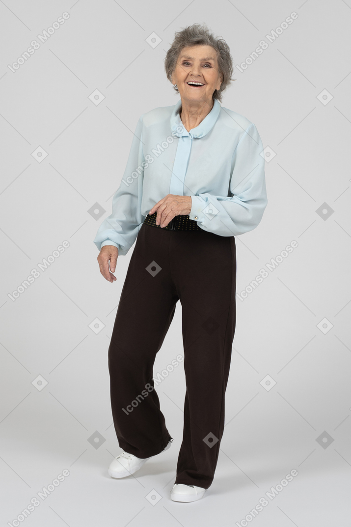 Anciana caminando