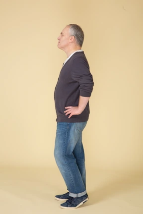 Hombre en ropa casual posando