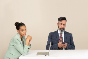 Solo sentados aquí y esperando la atención de este adicto a los teléfonos inteligentes