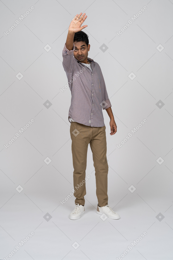 Mann in freizeitkleidung stehend