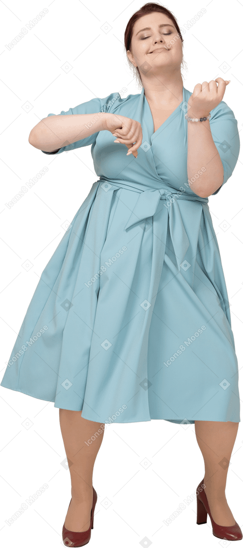 Vista frontal de uma mulher de vestido azul fingindo que está tocando violino