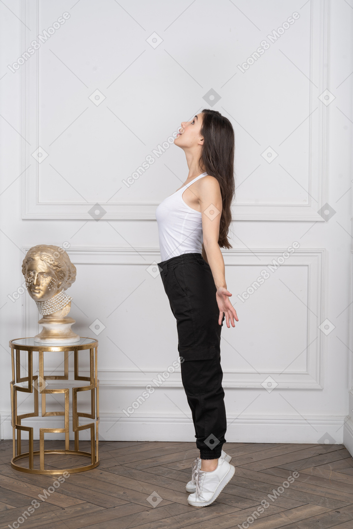 Vista lateral, de, un, mujer estar de pie, en, puntillas