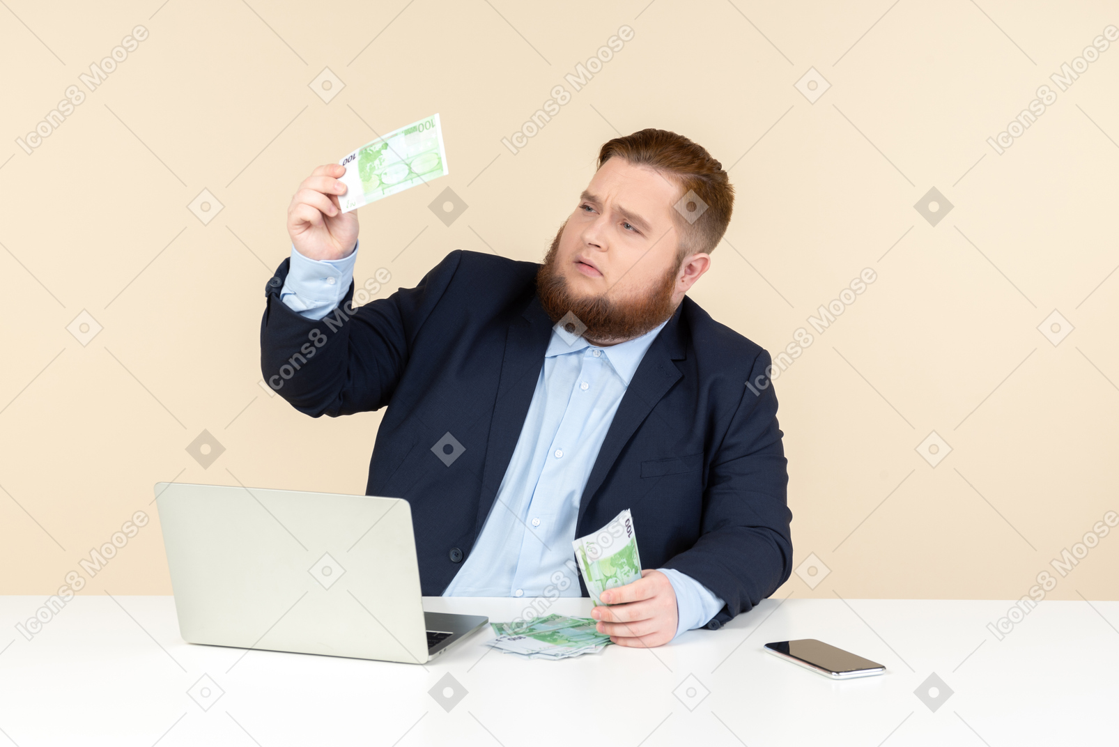Молодой мужчина с избыточным весом, проверяющий, что денежные счета реальны