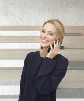 Sorrindo jovem mulher falando no telefone