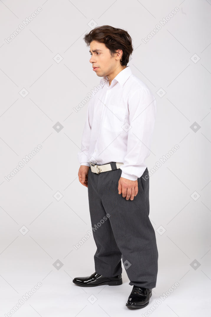 Vista de três quartos de um homem em roupas casuais de negócios olhando para longe