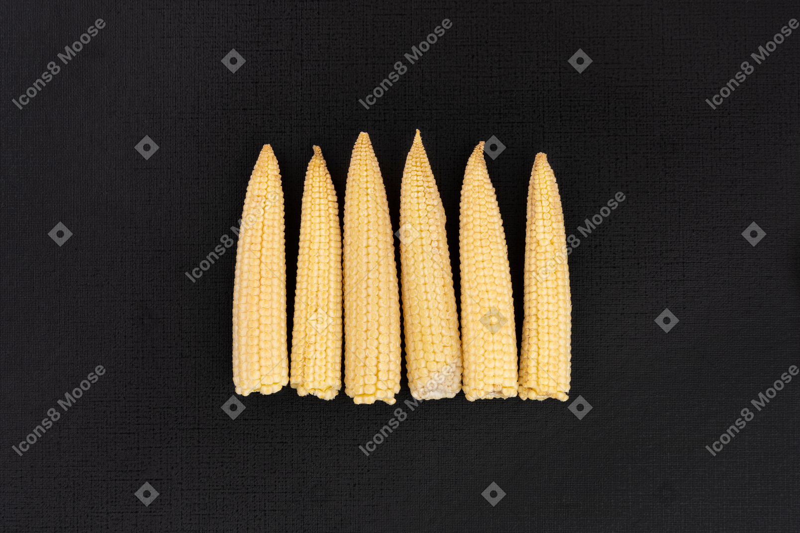 Baby corns auf schwarzem hintergrund