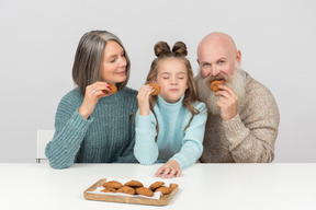 Oma hat wirklich großartige arbeit geleistet, diese zu backen