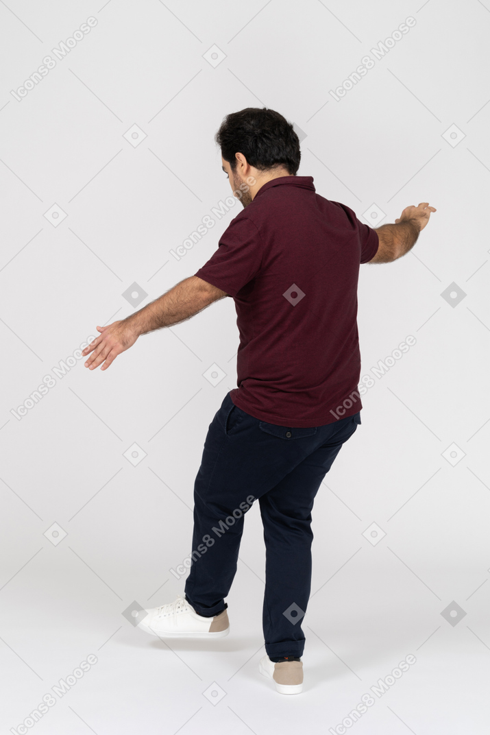 Uomo in equilibrio su una gamba