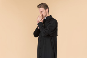 기도 구슬을 사용하여 눈을 감고기도하는 가톨릭 신부