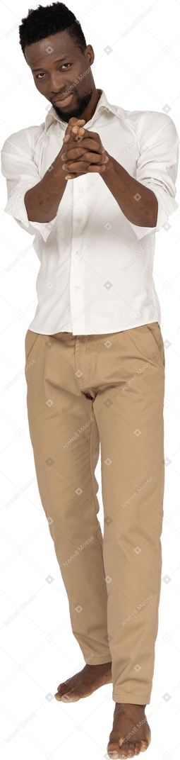 Homme en chemise blanche debout