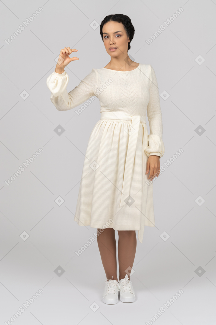 Mujer joven con sus dedos para mostrar una talla
