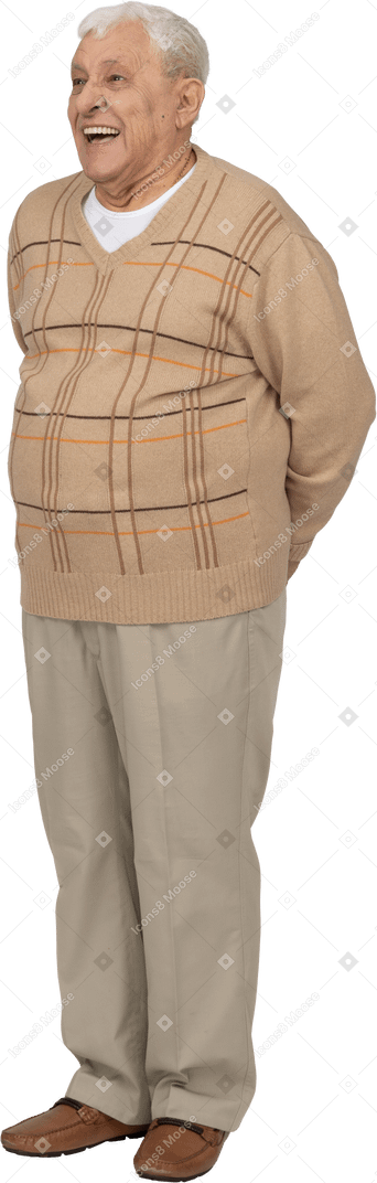 後ろ手で立っているカジュアルな服を着た幸せな老人の正面図