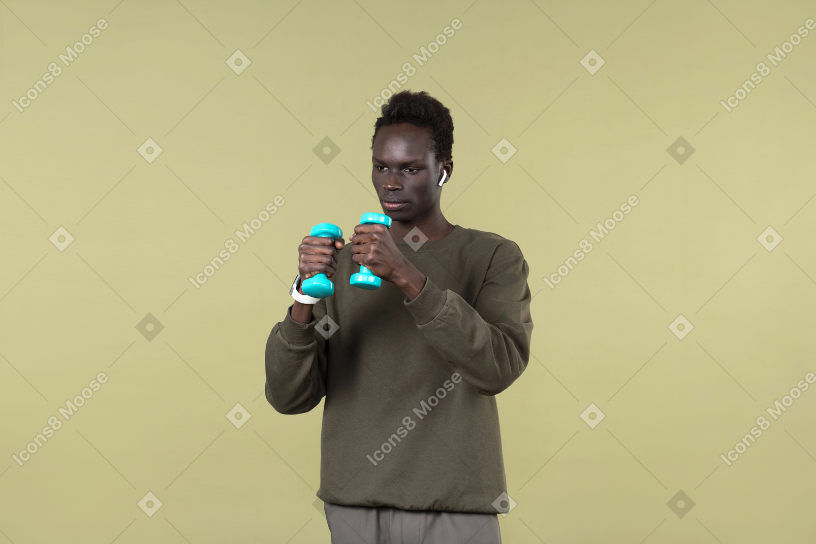 Junger schwarzer mann in freizeitkleidung mit airpods und smartwatch während seines trainings