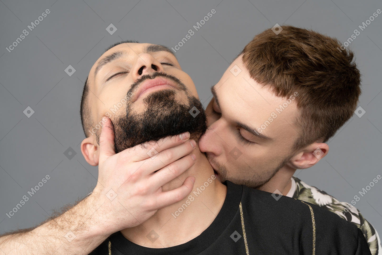 Primo piano di un uomo che bacia appassionatamente il collo del ragazzo
