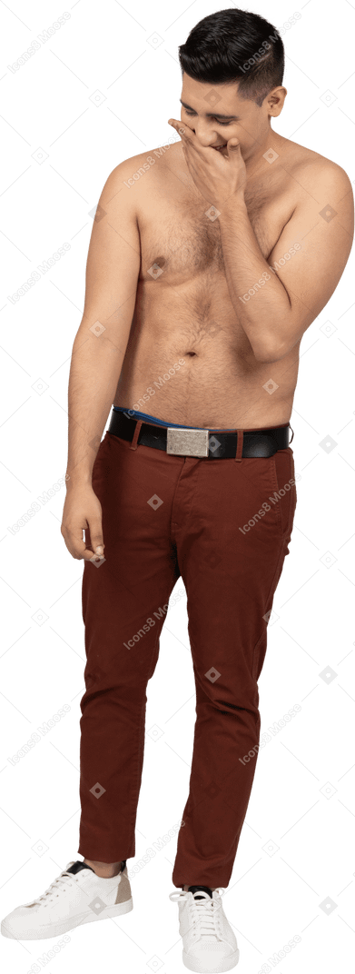 Vista frontal de un hombre latino sin camisa tapándose la boca tímidamente
