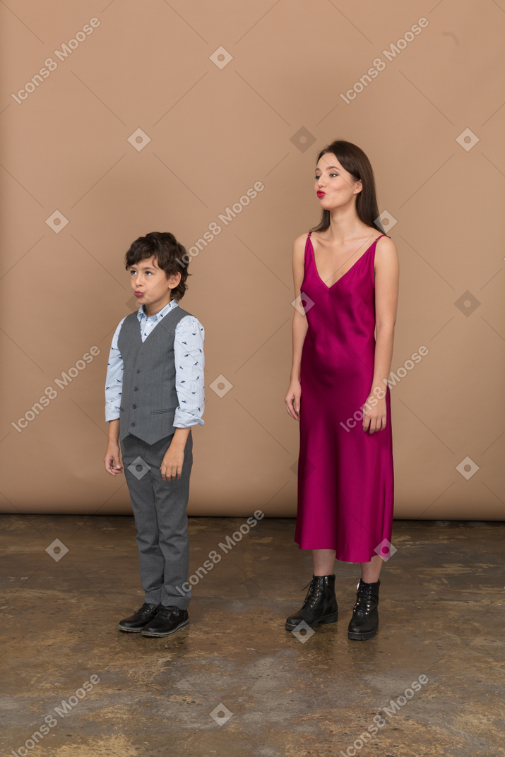 ドレスを着た少年と女性