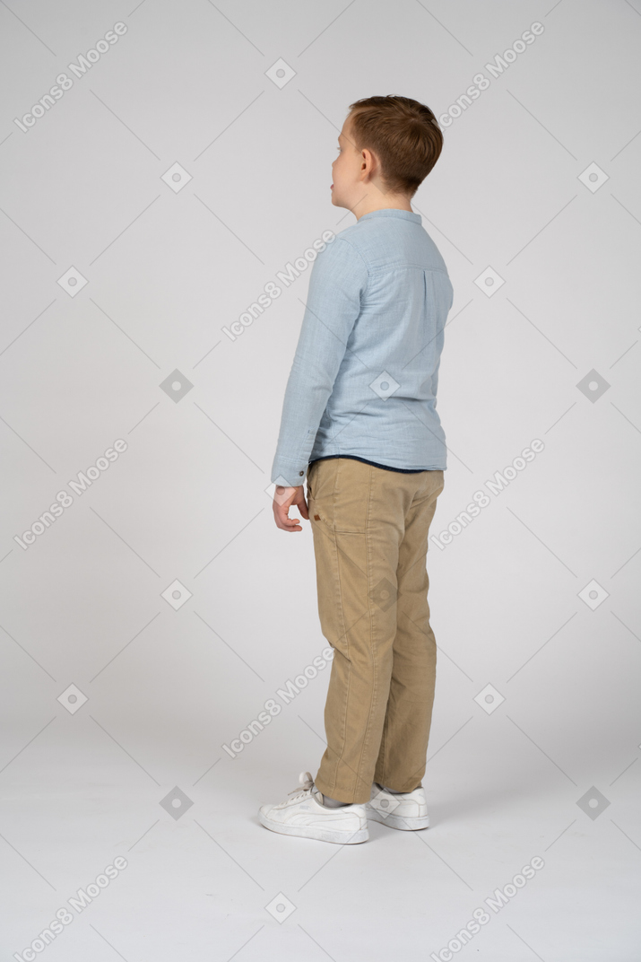 Вид сбоку на мальчика в повседневной одежде