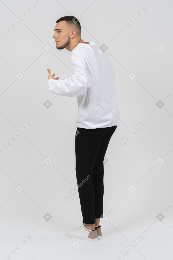 Vista traseira de um homem em roupas casuais gesticulando