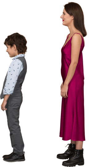 Donna in abito rosso e bambino in piedi di profilo