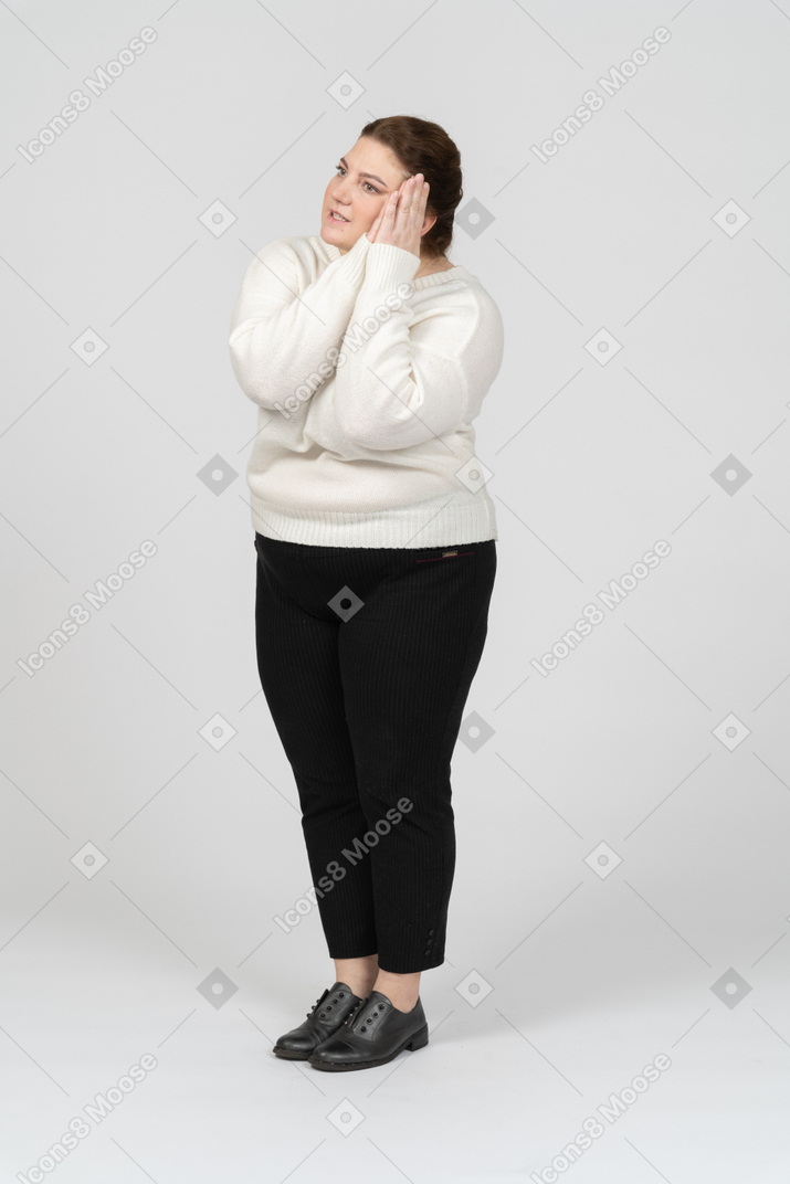 Vista frontal de uma mulher sonolenta plus size com roupas casuais
