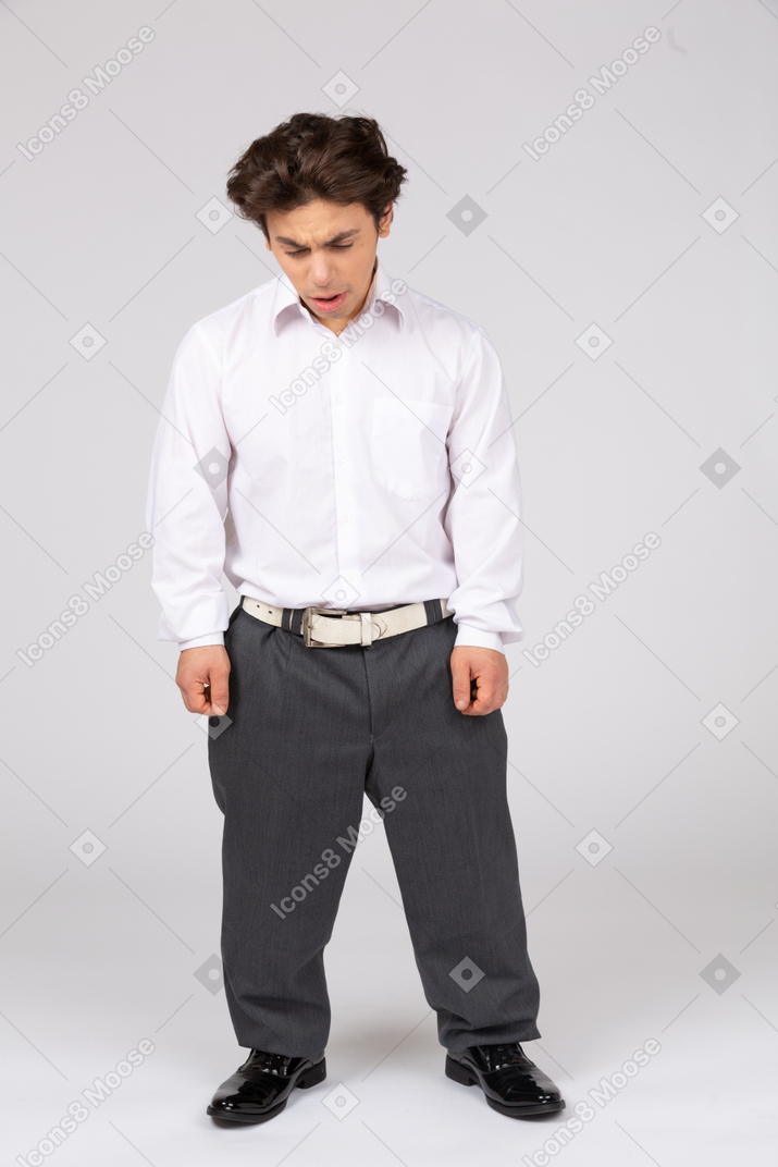 Homem frustrado em roupas casuais de negócios, olhando para baixo