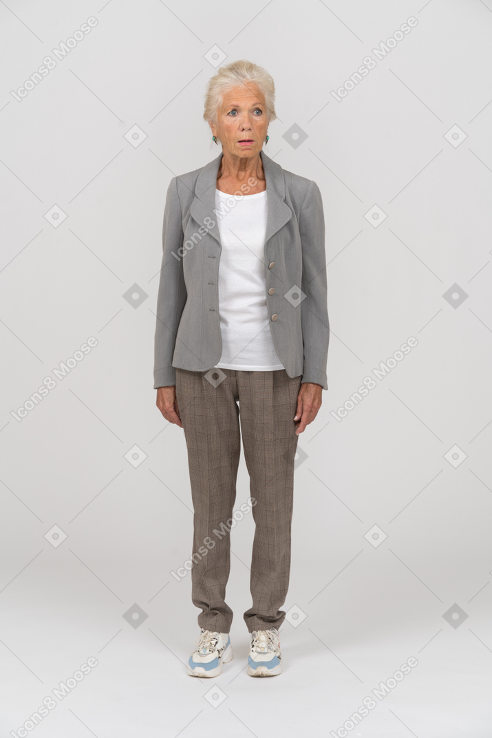 Vista frontale di una vecchia signora in giacca e cravatta impressionata