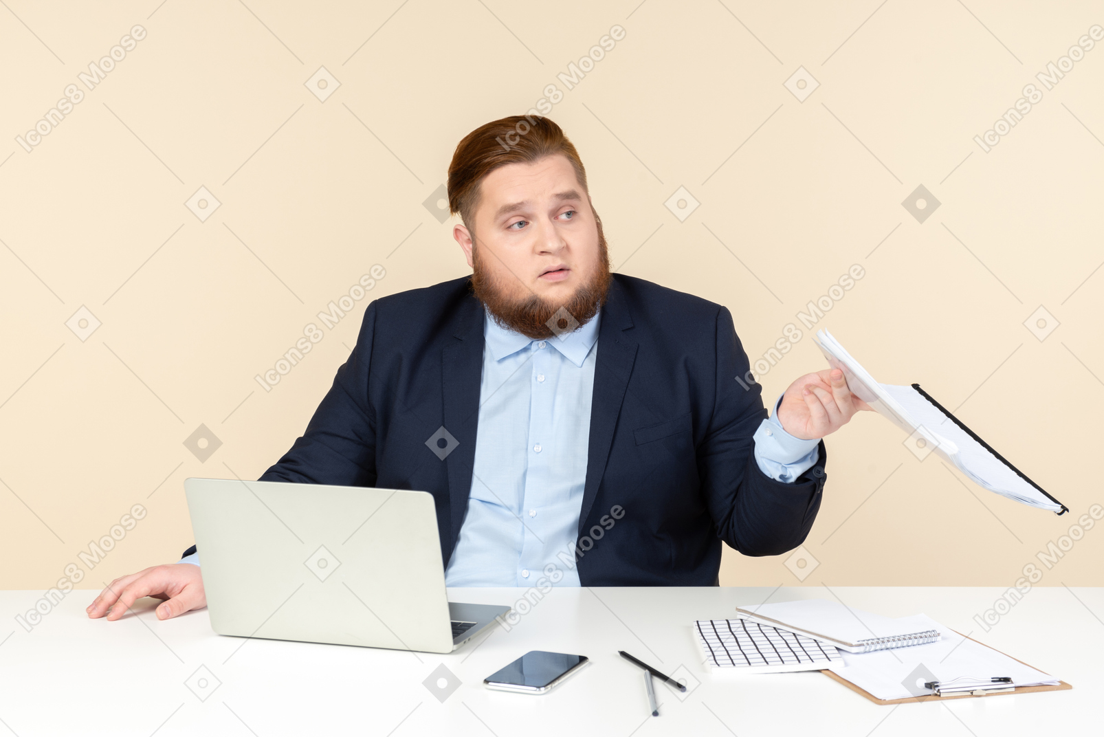 Junger übergewichtiger mann, der am tisch sitzt und papiere hält