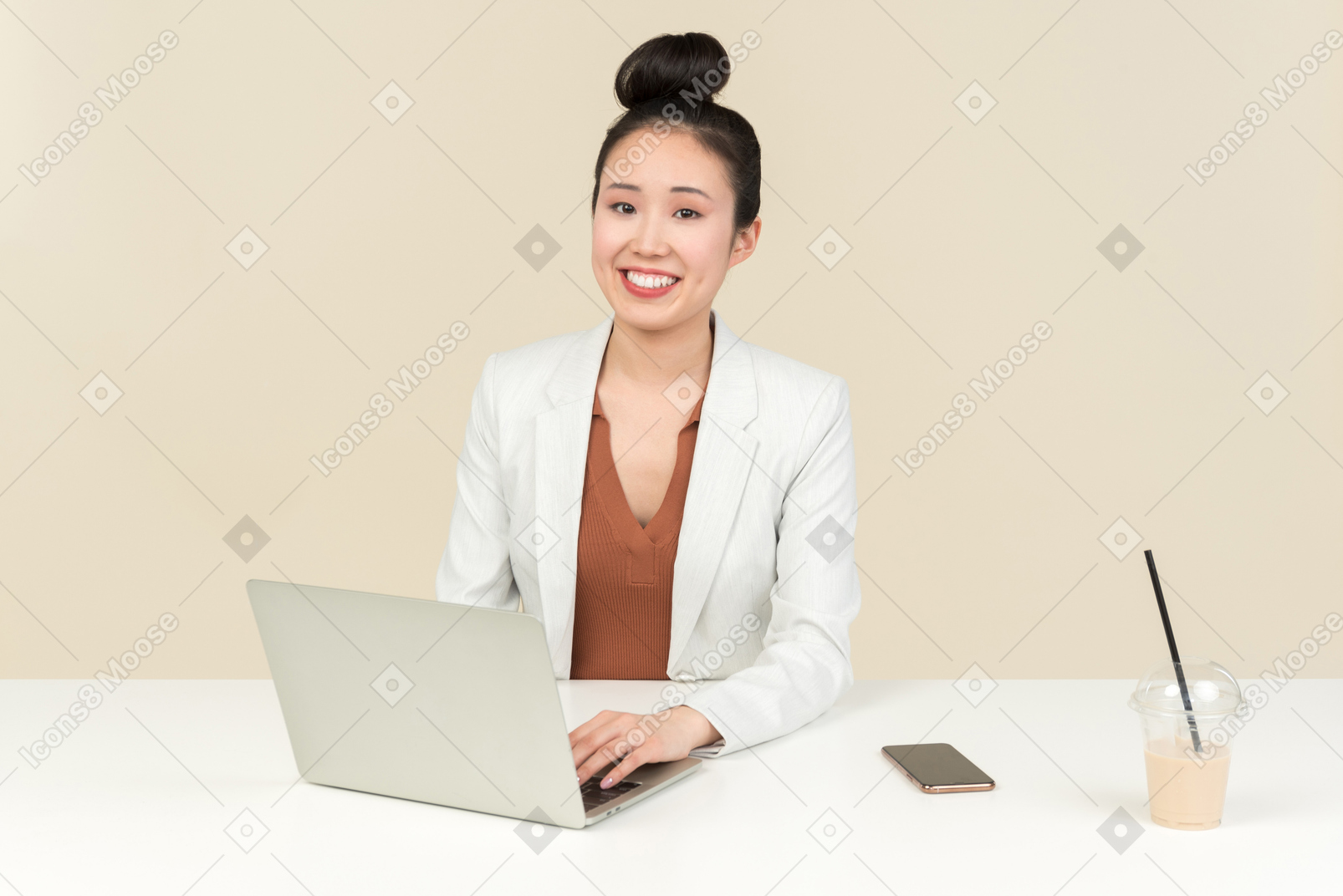 Sonriente, asiático, oficinista, trabajando en la computadora portátil