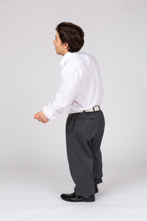 Vista lateral de un oficinista bailando