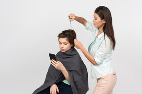 Surfen im internet beim friseur