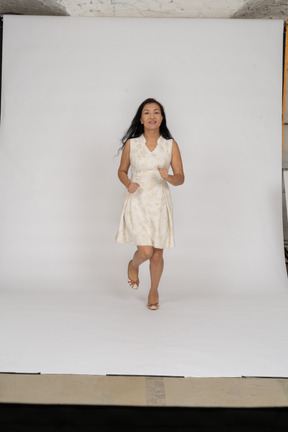 Mujer con vestido blanco bailando