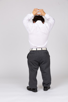 Vista traseira de um jovem trabalhador de escritório mostrando um coração de mão