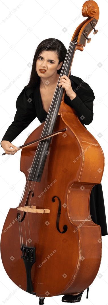 一个无聊的年轻女子，演奏低音提琴的四分之三的视图